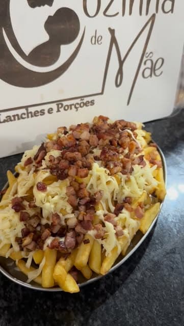 Porção de batatas cobertas com queijo e bacon