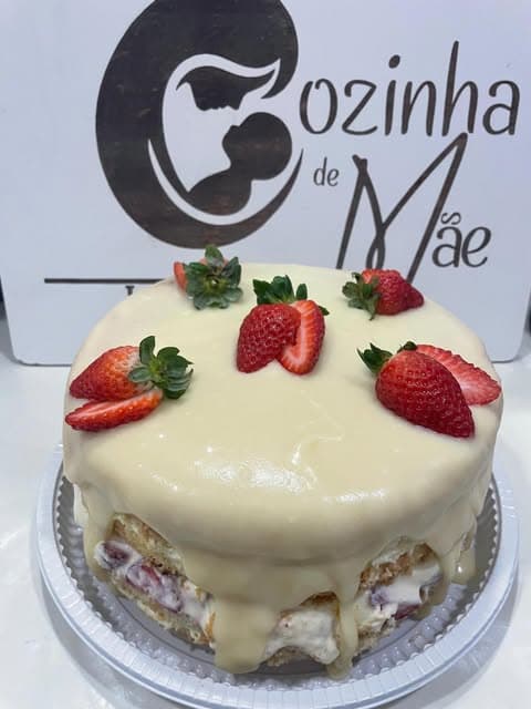 Bolo com cobertura branca e morangos da Cozinha de Mãe