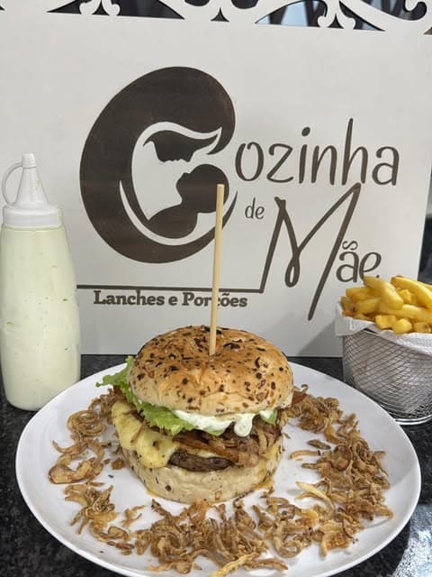 Hambúrguer da Cozinha de Mãe com cebola crispy e fritas