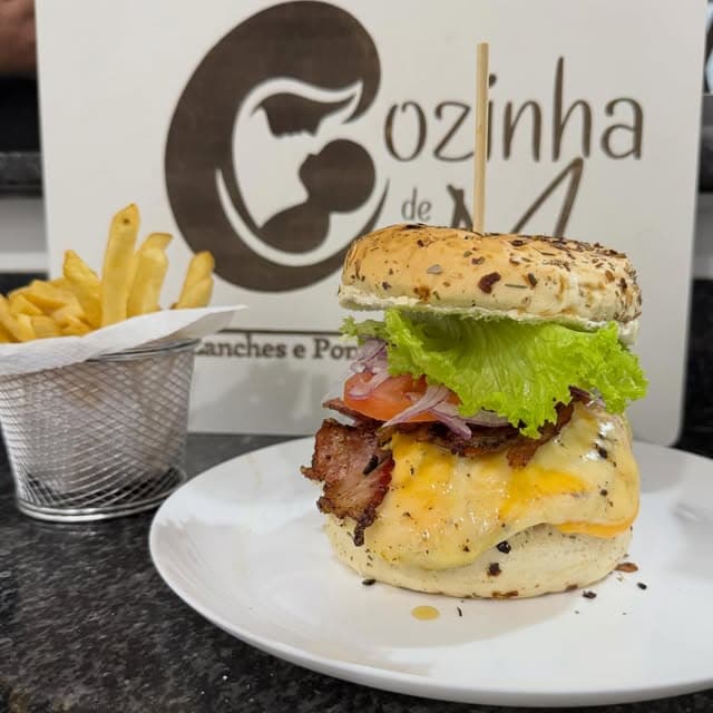 Hambúrguer da Cozinha de Mãe com queijo, bacon, salada e fritas