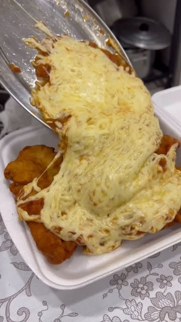 Parmegiana da Cozinha de Mãe com uma generosa camada de queijo